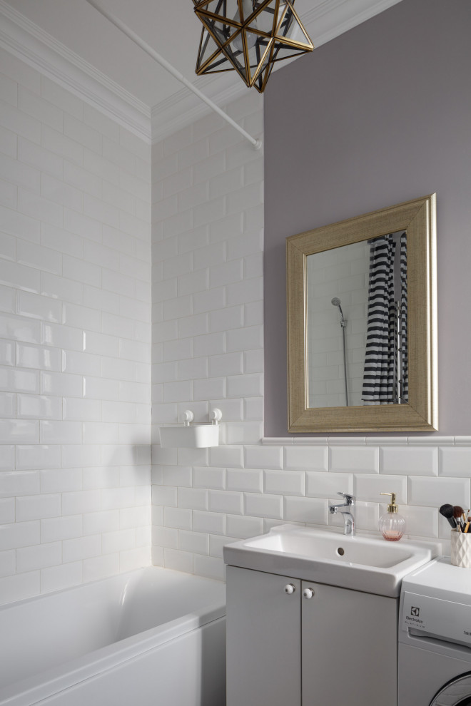 На фото: ванная комната среднего размера, в белых тонах с отделкой деревом в стиле фьюжн с белыми стенами, светлым паркетным полом, бежевым полом и кессонным потолком