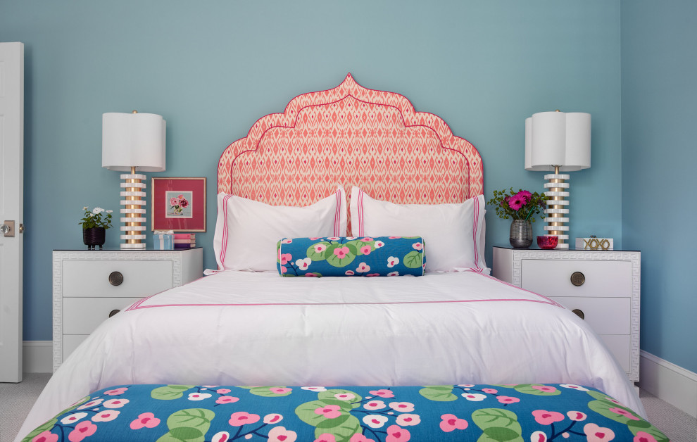 Inspiration för ett mellanstort medelhavsstil sovloft, med blå väggar och heltäckningsmatta