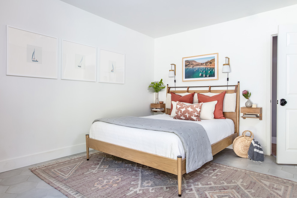 サンディエゴにある中くらいなビーチスタイルのおしゃれな客用寝室 (白い壁、磁器タイルの床、グレーの床、白い天井) のインテリア