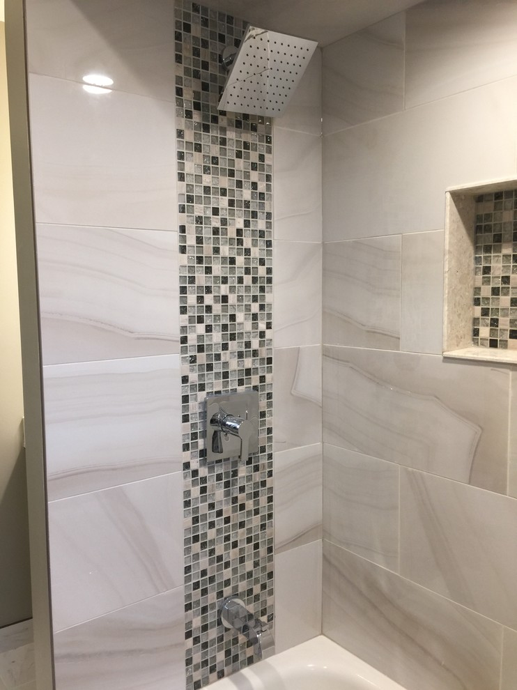 Kleines Modernes Badezimmer mit Duschbadewanne, weißen Fliesen, Mosaikfliesen, grauer Wandfarbe, Keramikboden, weißem Boden und Duschvorhang-Duschabtrennung in Toronto