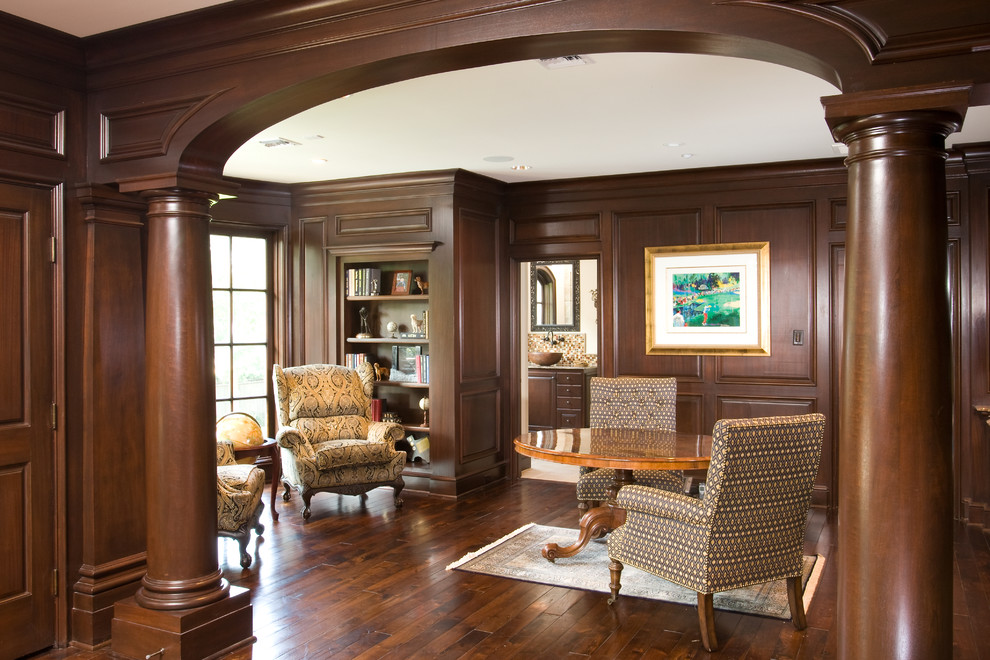 Traditional family room in Houston with a library.