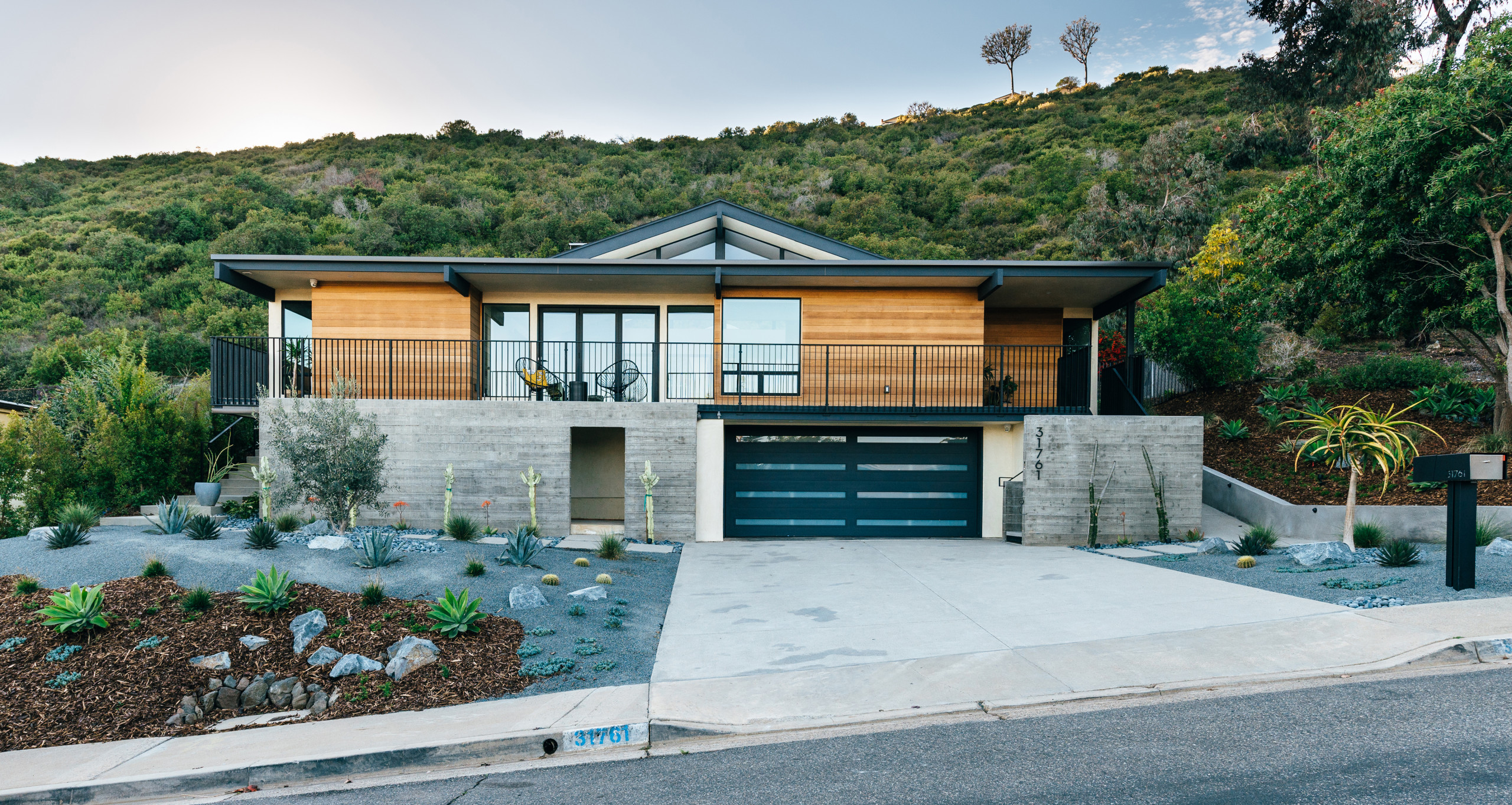おしゃれな白い屋根の家の画像 21年9月 Houzz ハウズ
