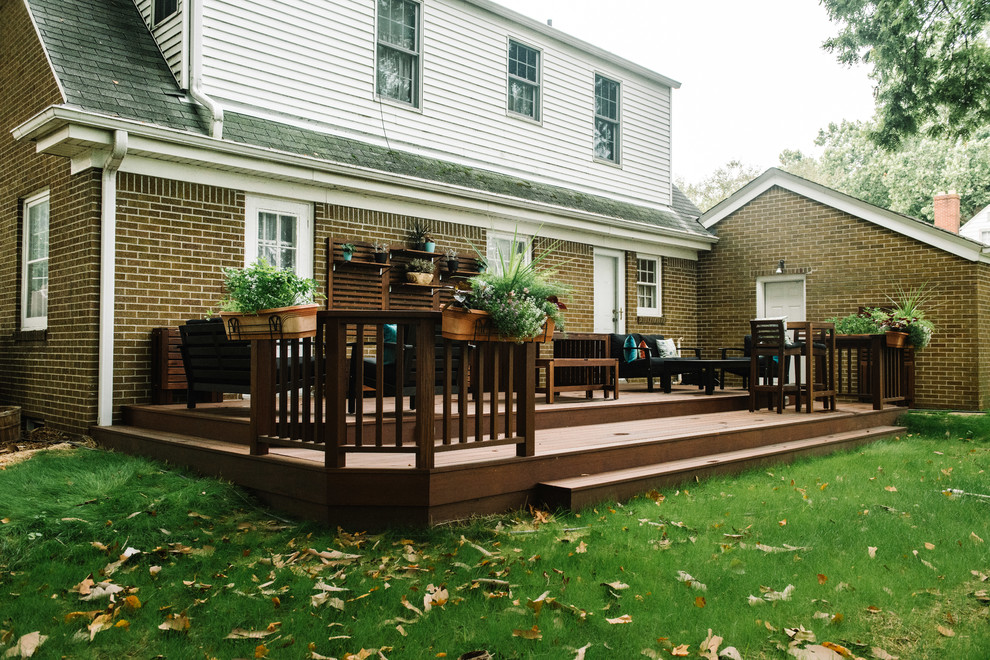 Example of a mid-sized arts and crafts backyard deck design