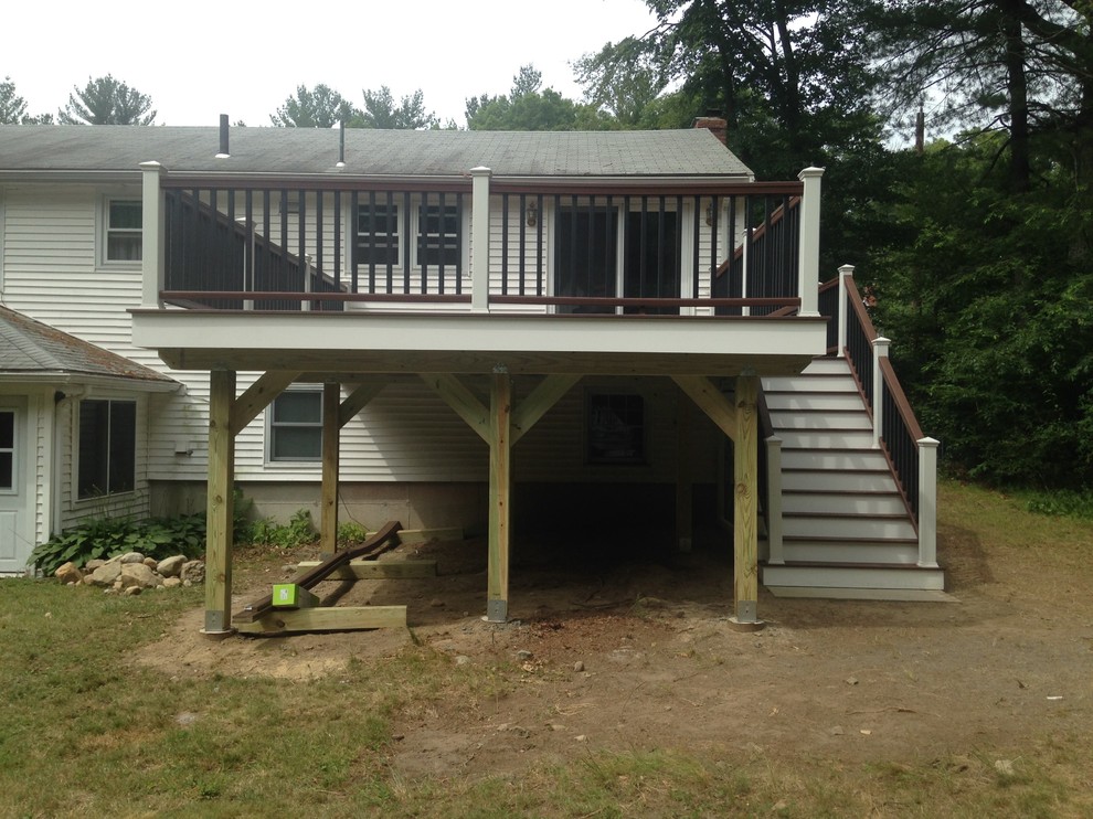 Example of a mid-sized classic backyard deck design