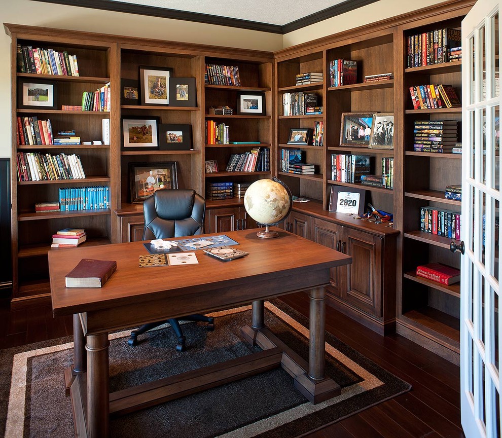 This is an example of a traditional home office in Cleveland.