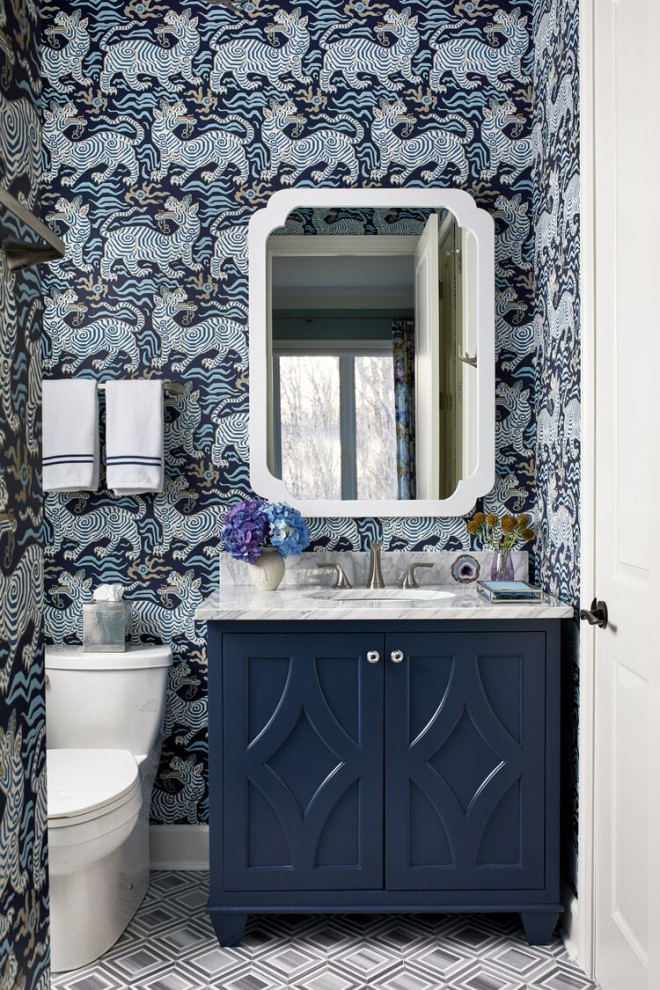 Foto di un bagno di servizio design di medie dimensioni con WC monopezzo, lavabo sottopiano, top in marmo, top bianco e mobile bagno incassato