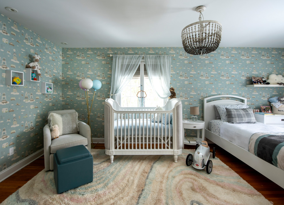 Idée de décoration pour une chambre de bébé tradition avec un mur bleu, parquet foncé et un sol marron.