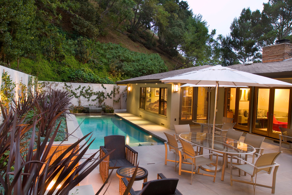 Photo of a contemporary backyard patio in Los Angeles with a fire feature.