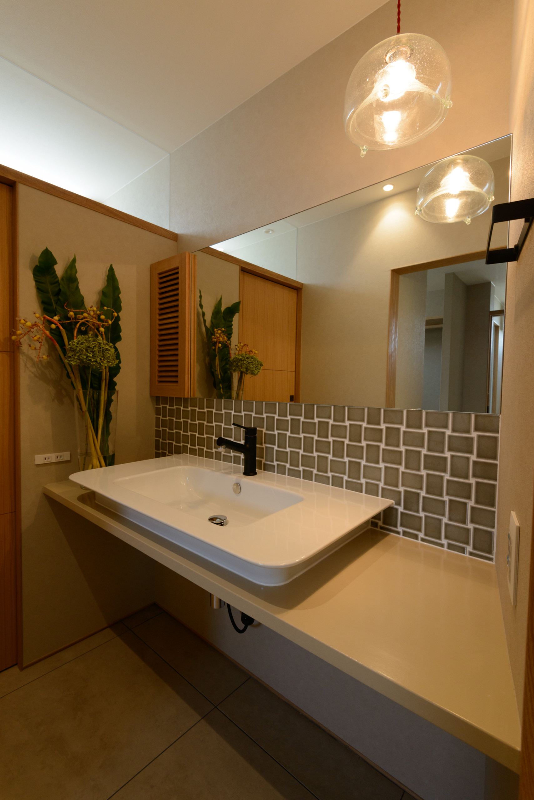 おしゃれなトイレ 洗面所 クロスの天井 緑のタイル の画像 21年10月 Houzz ハウズ