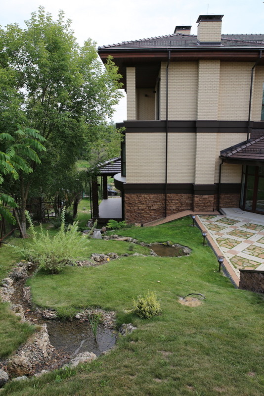 Дом на склоне