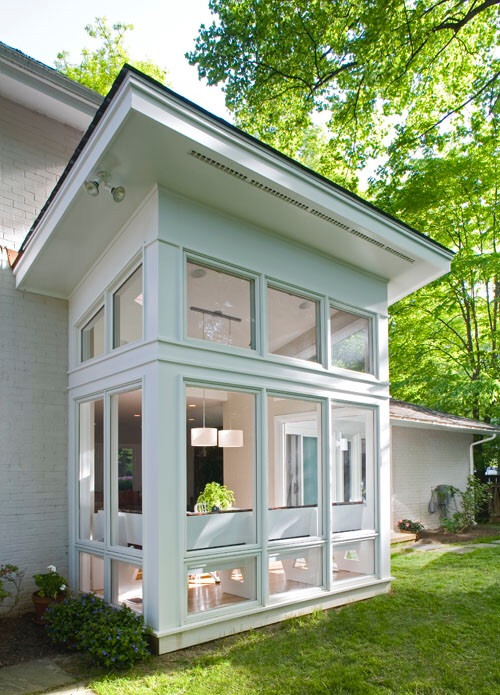 Idee per una veranda di medie dimensioni con parquet chiaro e pavimento marrone