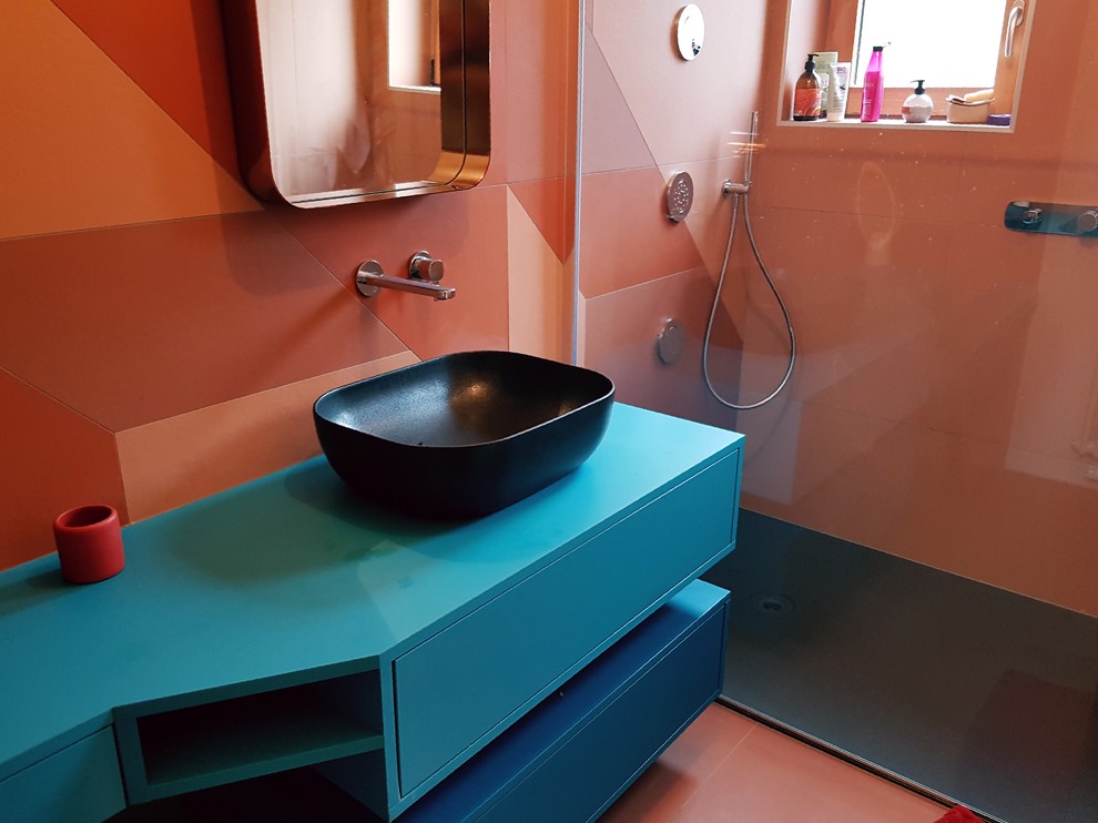 Ispirazione per una piccola stanza da bagno con doccia design con ante lisce, ante blu, doccia a filo pavimento, piastrelle arancioni, piastrelle di cemento, pareti beige, pavimento in cementine, lavabo da incasso, pavimento arancione, doccia aperta e top blu