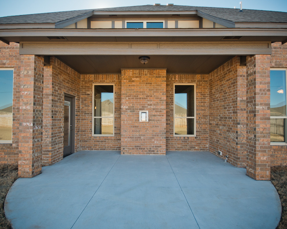 Design ideas for a mid-sized transitional one-storey brick brown exterior in Oklahoma City.