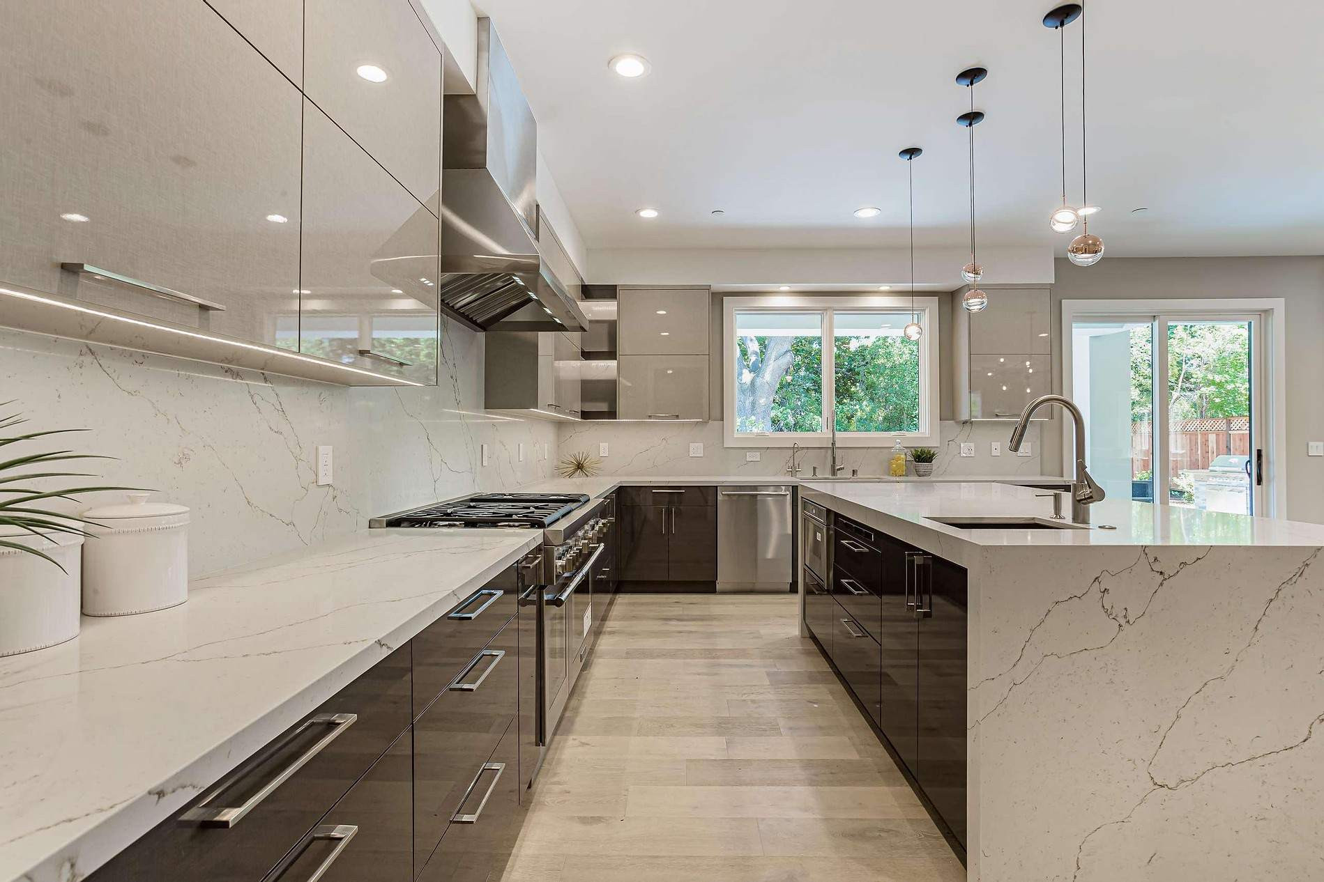 Example of a kitchen design in San Francisco