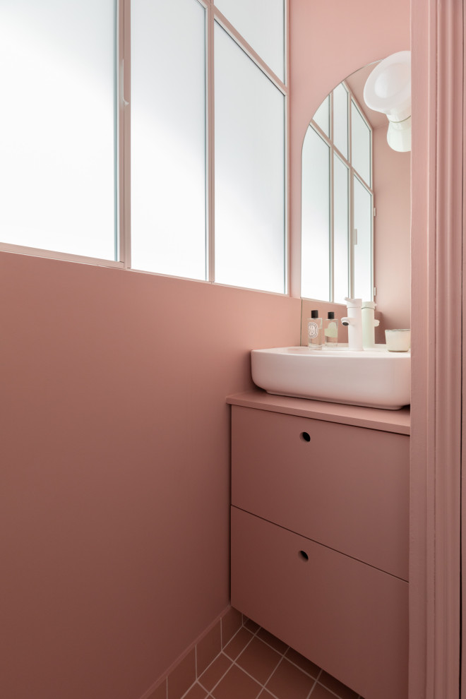 Идея дизайна: маленькая ванная комната в современном стиле с фасадами с декоративным кантом, розовой плиткой, керамической плиткой, душевой кабиной, столешницей из дерева, розовым полом, розовой столешницей, тумбой под одну раковину и напольной тумбой для на участке и в саду