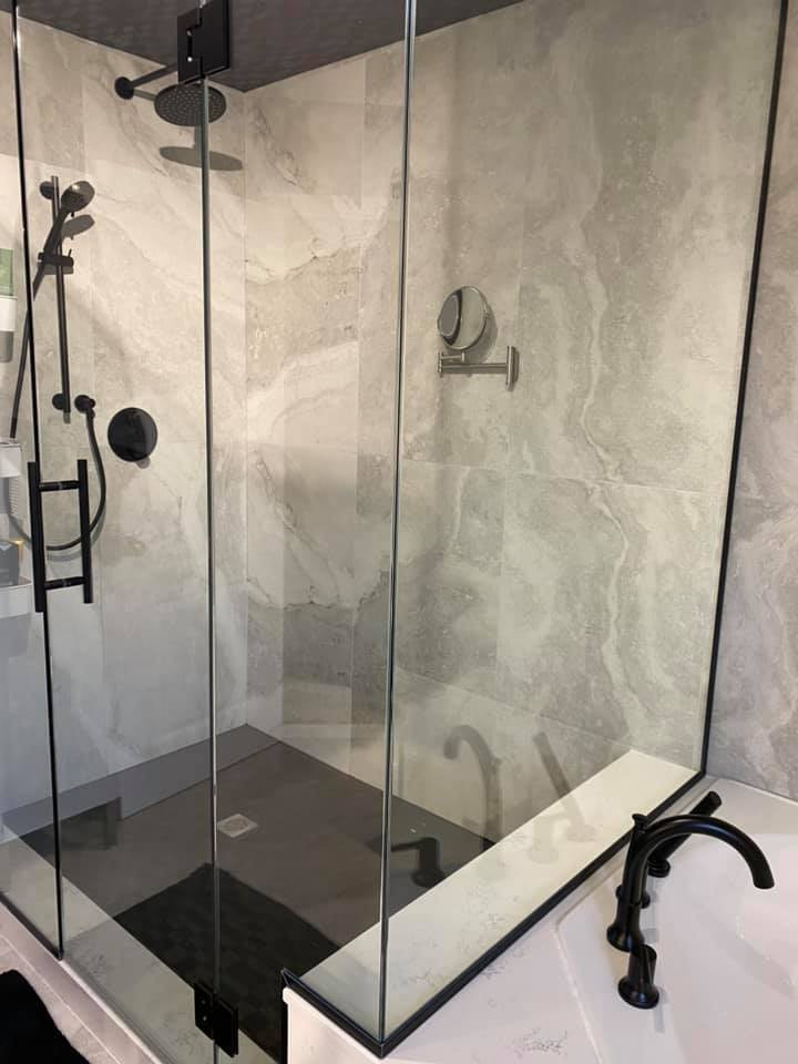 Diseño de cuarto de baño principal y a medida contemporáneo de tamaño medio con armarios estilo shaker