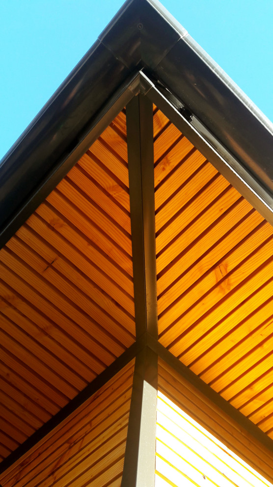 Ispirazione per la villa grande marrone contemporanea a un piano con rivestimento in legno, tetto a padiglione, copertura mista, tetto rosso e pannelli sovrapposti