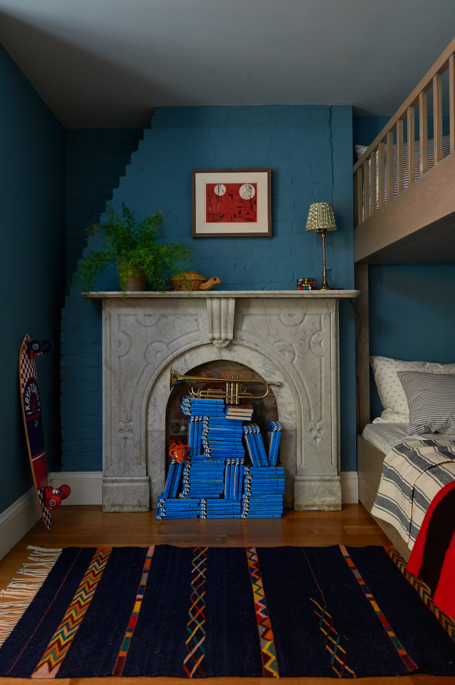 Cette image montre une chambre d'enfant traditionnelle avec un mur bleu, un sol en bois brun et un sol marron.