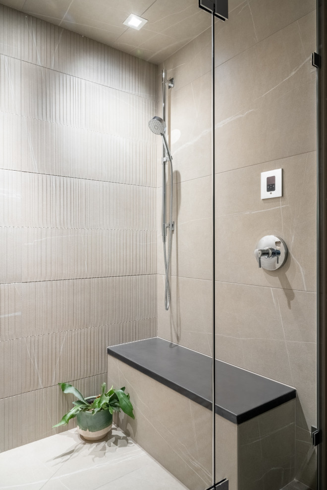 Idee per una stanza da bagno padronale con ante in legno chiaro, top in cemento, top grigio, panca da doccia, due lavabi e mobile bagno sospeso