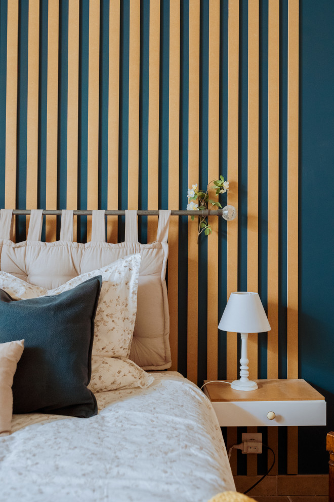 Идея дизайна: хозяйская спальня среднего размера в стиле кантри с синими стенами, полом из терракотовой плитки и панелями на стенах