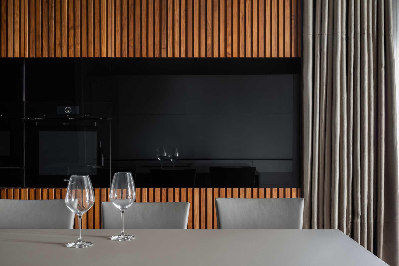 Скрытый телевизор на кухне ЖК Loftec