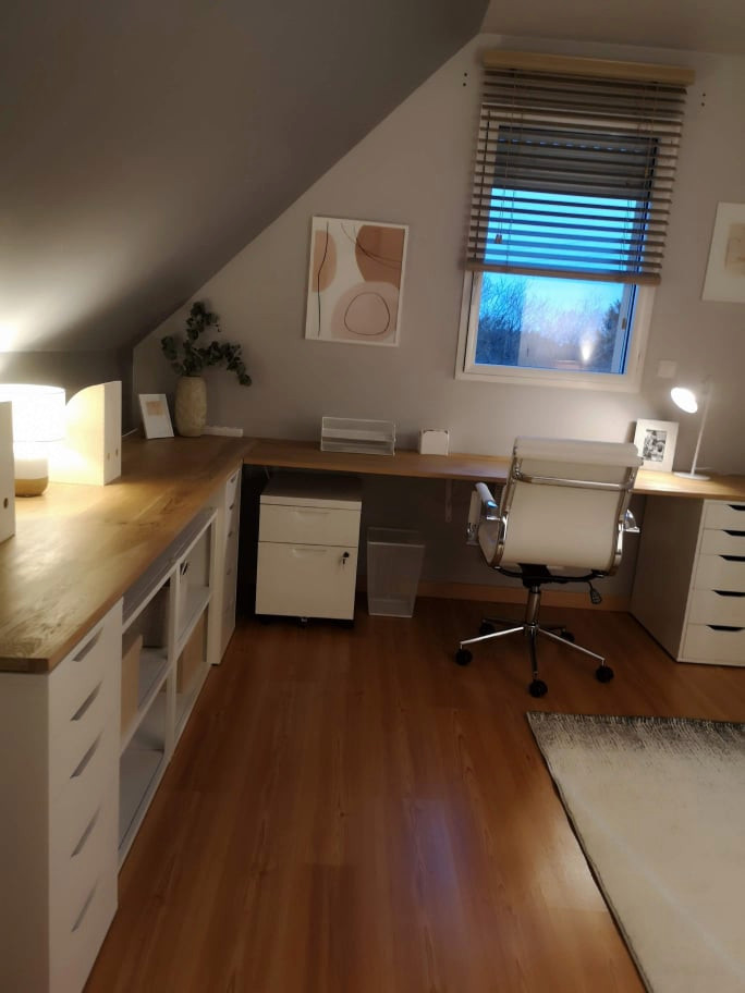 Immagine di un ufficio nordico di medie dimensioni con pareti grigie, parquet chiaro e scrivania autoportante