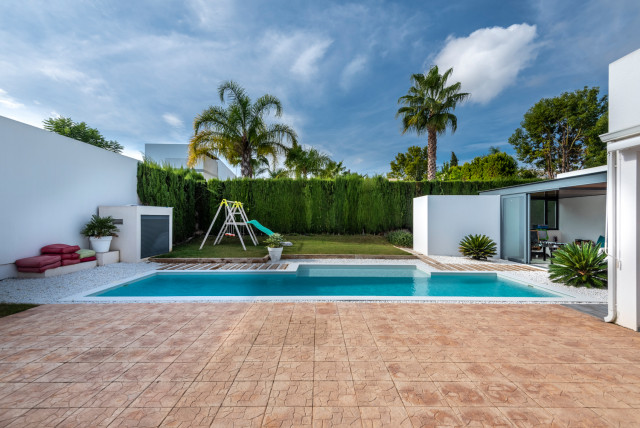 Pabell&oacute;n de invitados y piscina contemporary-deck