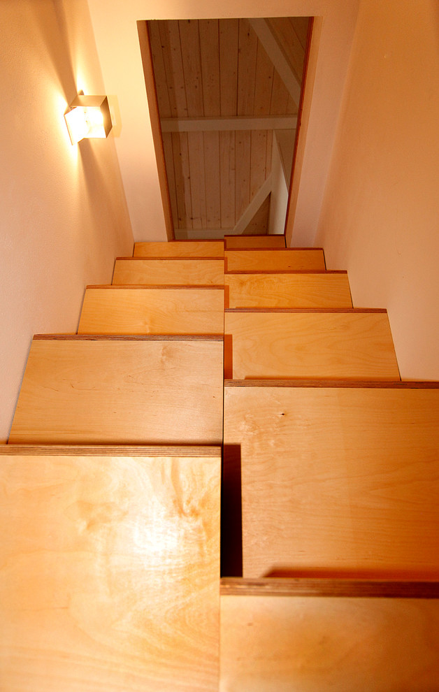 ボローニャにある小さなモダンスタイルのおしゃれな階段 (木の蹴込み板) の写真