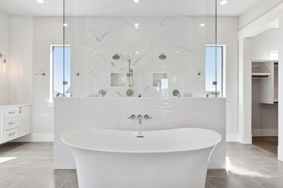 Стильный дизайн: большая главная ванная комната в стиле модернизм с фасадами в стиле шейкер, белыми фасадами, отдельно стоящей ванной, душем без бортиков, раздельным унитазом, белой плиткой, керамической плиткой, серыми стенами, паркетным полом среднего тона, врезной раковиной, мраморной столешницей, бежевым полом, открытым душем, белой столешницей, нишей, тумбой под две раковины и подвесной тумбой - последний тренд