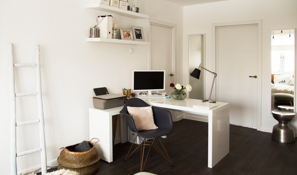 Свежая идея для дизайна: рабочее место в современном стиле с белыми стенами, полом из линолеума, отдельно стоящим рабочим столом и коричневым полом - отличное фото интерьера