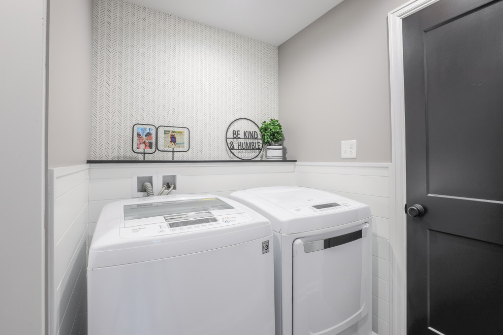 Inspiration för små klassiska linjära tvättstugor enbart för tvätt, med grå väggar, klinkergolv i porslin, en tvättmaskin och torktumlare bredvid varandra och grått golv