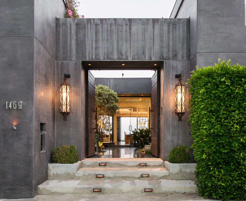 Large contemporary entryway in Los Angeles.
