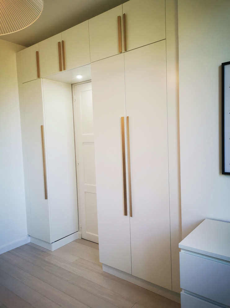 Ejemplo de armario y vestidor minimalista grande con suelo vinílico y suelo blanco
