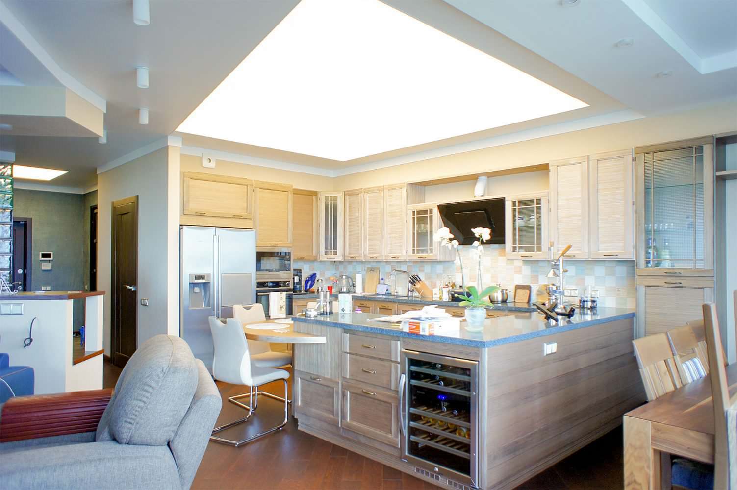 Световой натяжной потолок в кухне гостиной