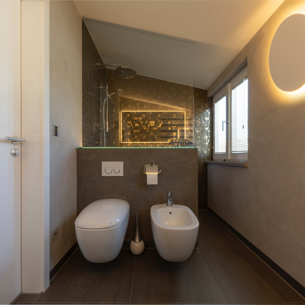Cette image montre une petite salle de bain grise et blanche design avec WC suspendus, un mur gris, un sol marron et aucune cabine.