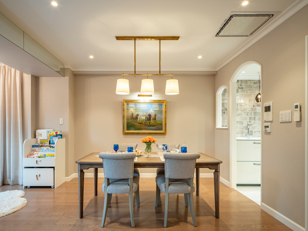 東京23区にあるトランジショナルスタイルのおしゃれなダイニングの写真