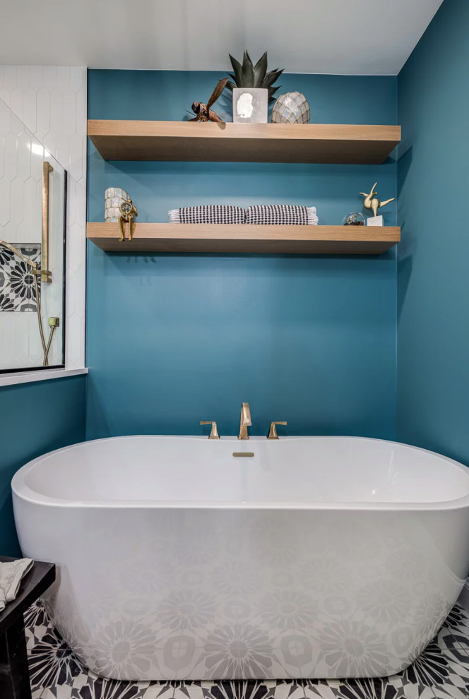 Idéer för att renovera ett stort eklektiskt vit vitt en-suite badrum, med skåp i shakerstil, skåp i ljust trä, ett fristående badkar, en hörndusch, en toalettstol med hel cisternkåpa, vit kakel, keramikplattor, blå väggar, cementgolv, ett nedsänkt handfat, bänkskiva i kvarts, flerfärgat golv och dusch med gångjärnsdörr