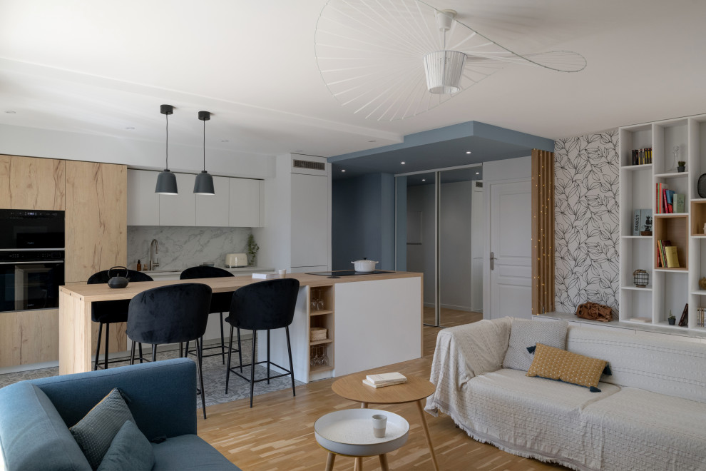 Design ideas for a modern family room in Lyon.