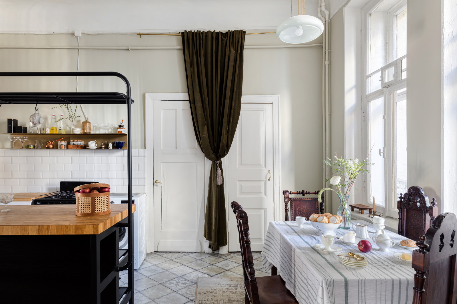 Квартира на Петроградской стороне в доме с совами