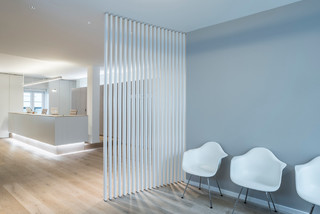 modernes Loft mit Raumtrenner aus Holz-Lamellen - Modern