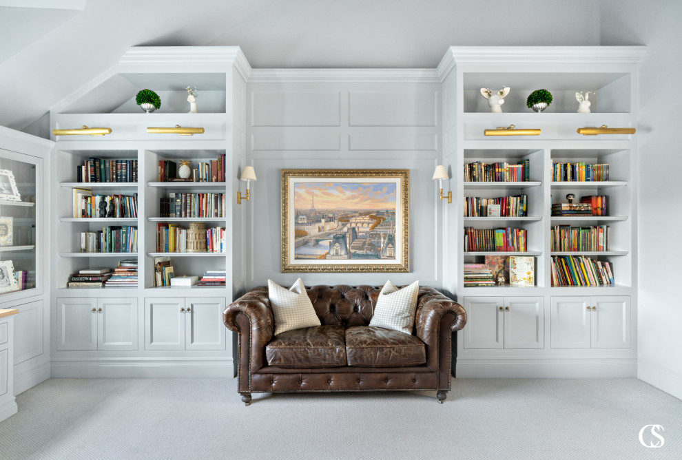 Свежая идея для дизайна: большой домашняя библиотека в стиле неоклассика (современная классика) с ковровым покрытием и серым полом - отличное фото интерьера