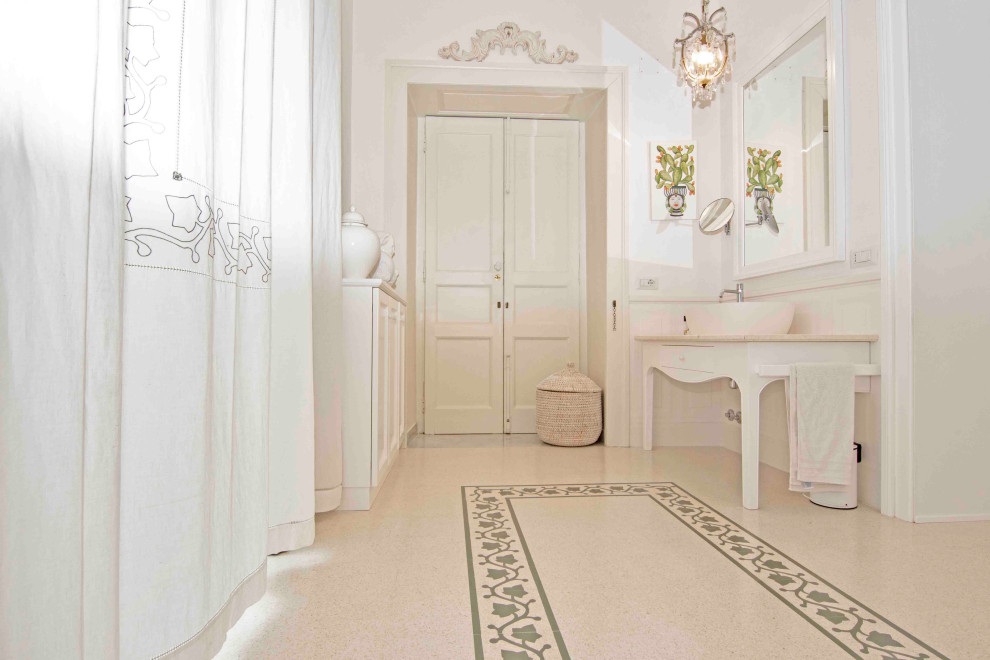 Idée de décoration pour une grande salle de bain principale et beige et blanche tradition avec un placard avec porte à panneau surélevé, des portes de placard blanches, une baignoire sur pieds, WC séparés, un carrelage beige, des carreaux de céramique, un mur beige, un lavabo posé, un plan de toilette en marbre, un plan de toilette blanc, meuble simple vasque, meuble-lavabo sur pied, une douche à l'italienne, carreaux de ciment au sol, un sol beige, une niche, un plafond décaissé et boiseries.