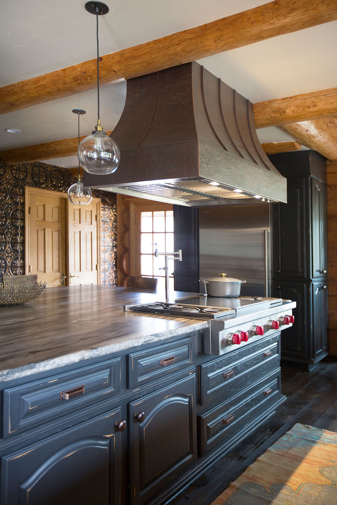 This is an example of a country kitchen in Sacramento.