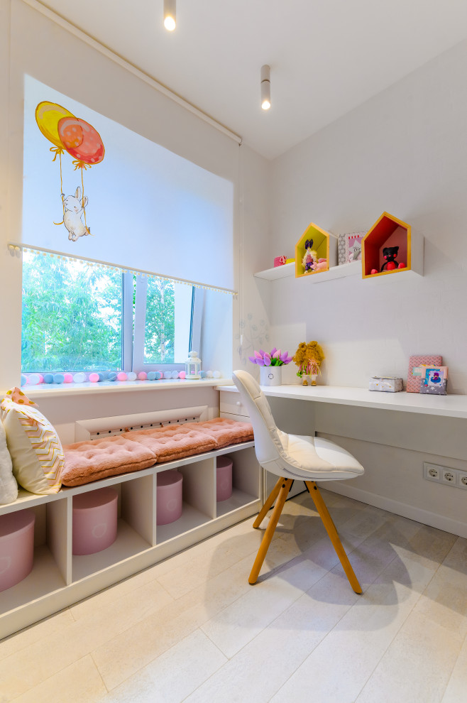 Ejemplo de dormitorio infantil de 4 a 10 años nórdico pequeño con paredes blancas, suelo de corcho, suelo blanco, bandeja y papel pintado