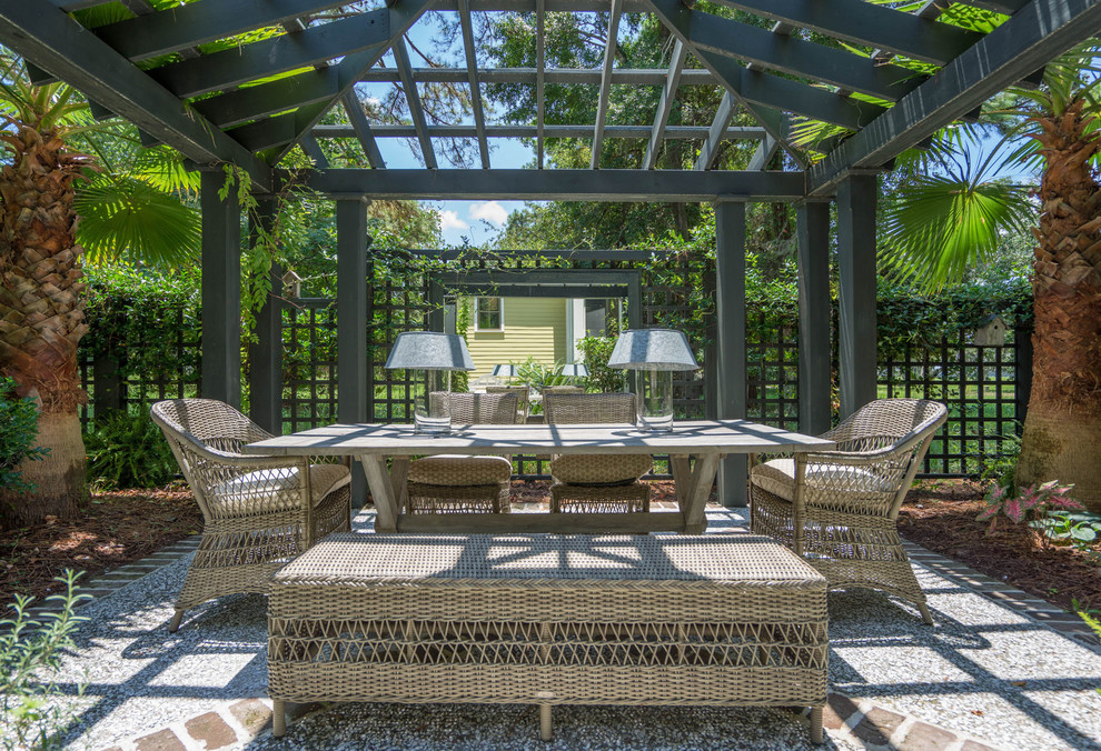 Design ideas for a traditional patio in Charleston.