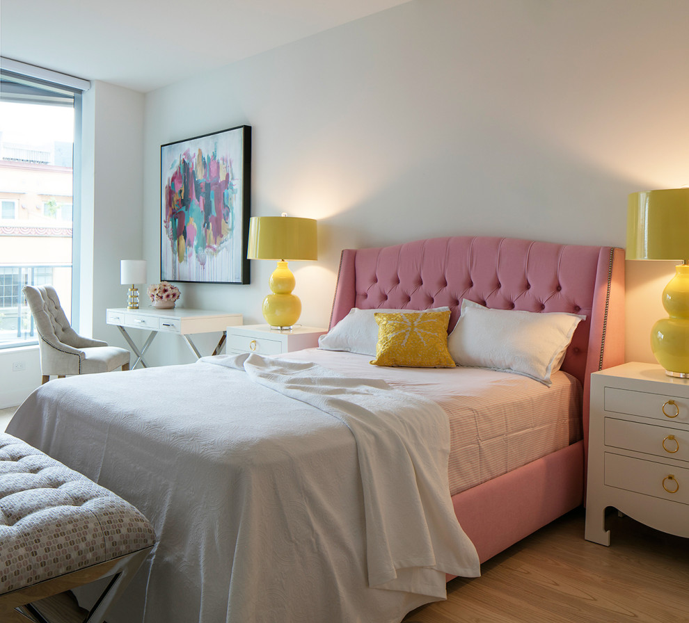 Esempio di una piccola camera da letto contemporanea con pareti bianche, parquet chiaro, pavimento beige e soffitto ribassato