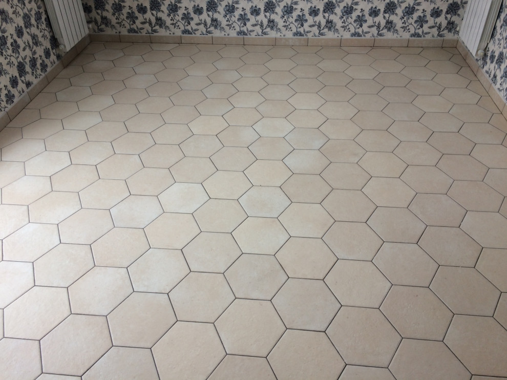 Спальня с гибискусами на мансардном этаже