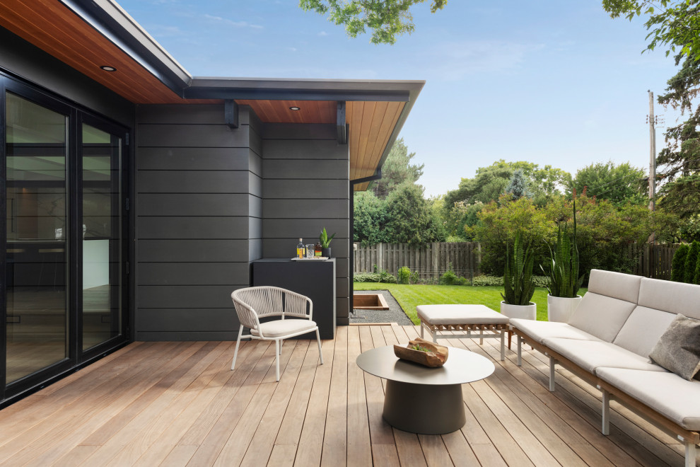 Design ideas for a midcentury backyard verandah in Minneapolis.