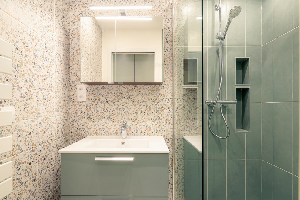 Стильный дизайн: маленькая ванная комната в современном стиле с фасадами с декоративным кантом, зелеными фасадами, душем без бортиков, зеленой плиткой, керамической плиткой, зелеными стенами, полом из терраццо, душевой кабиной, монолитной раковиной, столешницей из известняка, белой столешницей, тумбой под одну раковину и подвесной тумбой для на участке и в саду - последний тренд