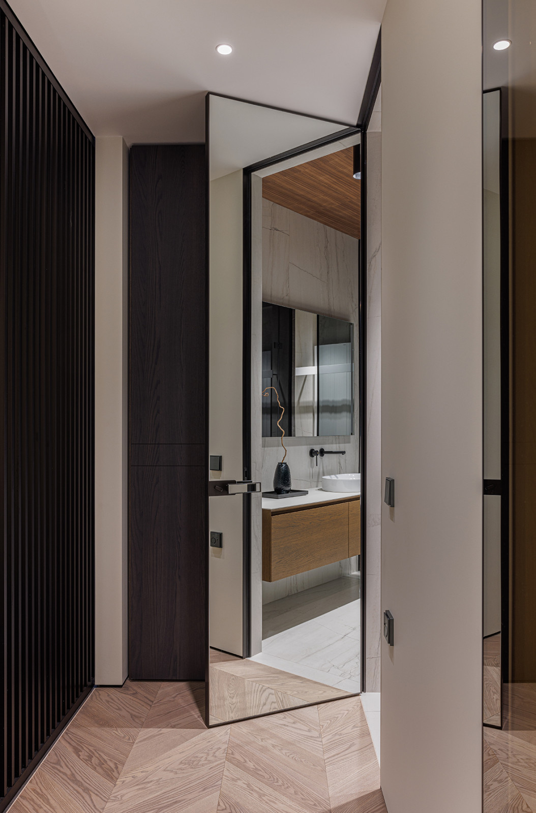 Монохромная квартира 90 м2 на Садовом кольце